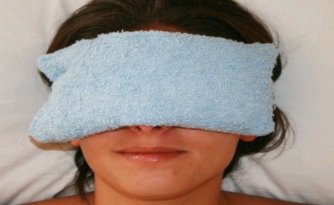 A warm or hot compress helps heal a stye, hordeolum or inflamed swelling of the eyelid 